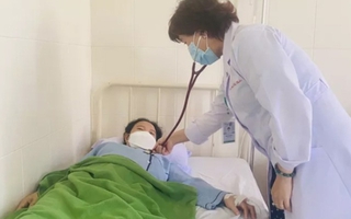 Mẹ bầu 42 tuổi ốm nghén lả người, nhập viện suýt nguy kịch 