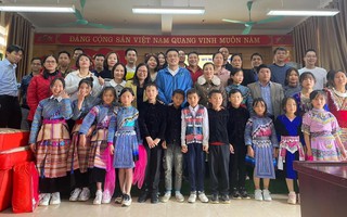 Ban Dân tộc tỉnh Lào Cai và Quỹ Trái tim yêu thương tặng quà cho học sinh dân tộc thiểu số