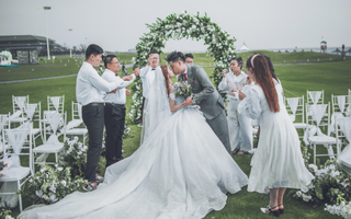 Đám cưới tinh tế trên bãi cỏ và lời mách nhỏ hữu hiệu của cô dâu khi hôn lễ kết thúc