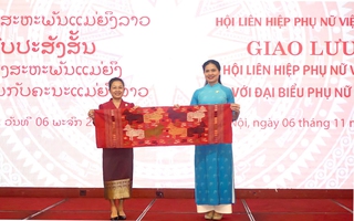 Trung ương Hội LHPN Việt Nam giao lưu với đại biểu phụ nữ Lào