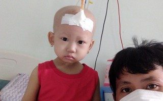 Bé gái 2 tuổi mắc bệnh hiểm nghèo không tiền cứu chữa