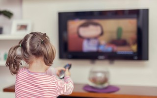 Trẻ xem ti vi, điện thoại nhiều: Bác sĩ cảnh báo dấu hiệu thị lực bất thường
