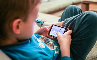 Trẻ bị mắc hội chứng rối loạn vận động (tic) do xem ti vi, sử dụng điện thoại nhiều