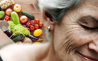 Người phụ nữ 102 tuổi chia sẻ bí quyết: Không hạn chế chuyện ăn uống như nhiều người vẫn làm