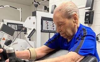 Cụ ông 100 tuổi nâng tạ, tập cardio 3 tiếng mỗi ngày, 5 ngày/tuần