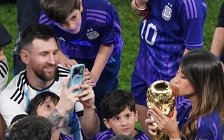 Vô địch World Cup 2022, Messi vẫn phải phục vụ vợ sống ảo