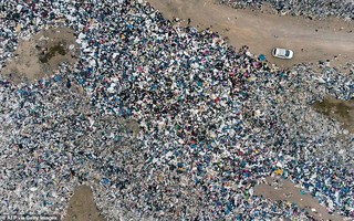 Sa mạc Atacama biến thành bãi rác khổng lồ 