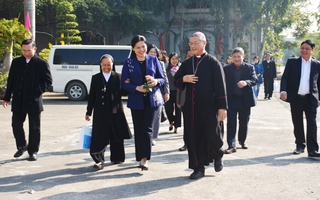 Chủ tịch Hội LHPN Việt Nam chúc mừng Giáng sinh tại Giáo phận Bùi Chu và thăm Cô nhi viện tuổi đời 170 năm