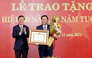 Trao tặng Huy hiệu 40 năm tuổi Đảng cho Trưởng ban Tuyên giáo Trung ương