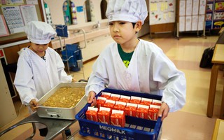 Nhìn cách trẻ em Nhật ăn một bữa cơm mới thấy sự khác biệt ngay từ vạch xuất phát