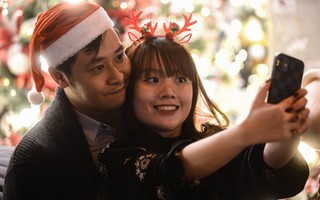 Giáng sinh sớm ở Hà Nội: Các cặp đôi tình tứ giữa giá rét 16 độ