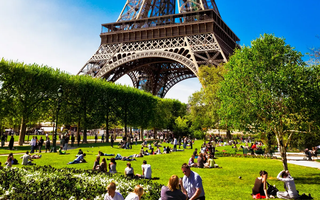 Cứ mong đến Paris xem tháp Eiffel, cô gái nhận ra không bao giờ nên tin ảnh sống ảo