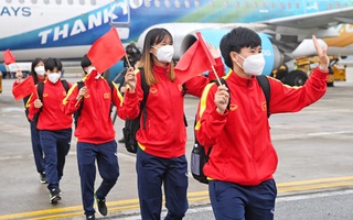Đội tuyển bóng đá nữ Việt Nam được chào đón nồng nhiệt khi về nước