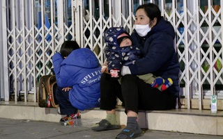 Xót xa cảnh mẹ đơn thân cùng 2 con nhỏ ngủ vỉa hè giữa đêm đông buốt giá ở Hà Nội