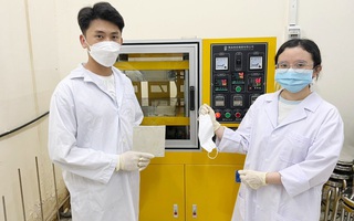 2 sinh viên tái chế khẩu trang y tế thành tấm vách ngăn
