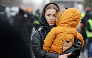 Tội phạm buôn người rình rập phụ nữ và trẻ em Ukraine