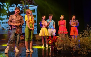 Nhà hát Tuổi trẻ mở cửa trở lại với nhạc kịch “Trại hoa vàng”