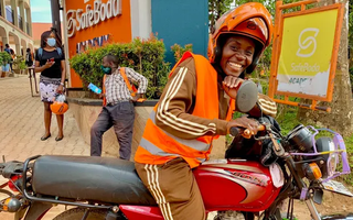 Người phụ nữ lái xe máy phá vỡ cấm kỵ ở Uganda