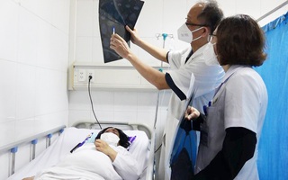 Tiêm filler ở spa của người quen, nữ bệnh nhân 47 tuổi suýt mù mắt