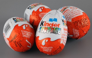 Phụ huynh cẩn trọng khi lựa chọn mua kẹo trứng Socola Kinder Surprise cho con