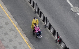 Trung Quốc: Những người già cậy nhờ người dưng trong phong tỏa