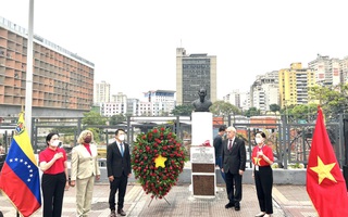 Đoàn đại biểu Hội LHPN Việt Nam dâng hoa tại Tượng đài Chủ tịch Hồ Chí Minh ở thủ đô Caracas, Venezuela