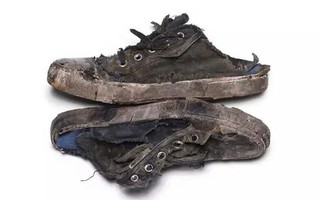 Đôi giày như lấy ra từ bãi rác với mức giá hơn 45 triệu đồng "gây sốt" trên toàn cầu
