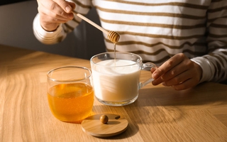 Uống sữa mật ong đều đặn sẽ tốt cho da và xương khớp