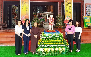 Hội LHPN Việt Nam chúc mừng Ni sư và Phật tử tại chùa Hòa Mạc nhân Đại lễ Phật đản