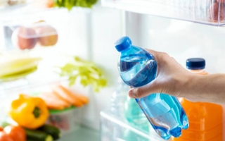 Chai nhựa đựng nước trong tủ lạnh sinh ra chất gây ung thư? 