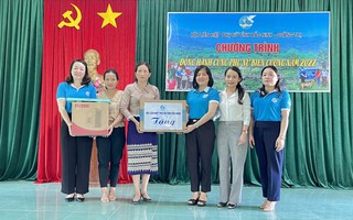 Hội LHPN Bắc Ninh trao mái ấm và mô hình sinh kế cho phụ nữ xã biên giới A Dơi