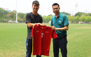 Đấu giá áo có chữ ký Đội tuyển bóng đá Việt Nam gây quỹ xây trường học vùng cao