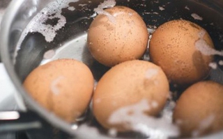 2 sai lầm khi luộc trứng gà có thể gây ngộ độc