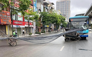 Sau vụ xe chở sắt đâm xe buýt, Chủ tịch Hà Nội yêu cầu xử lý nghiêm xe tự chế