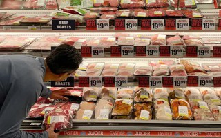 Mỹ: Nhiều người tiêu dùng thay đổi thói quen ăn uống, mua sắm khi giá cả lên cao