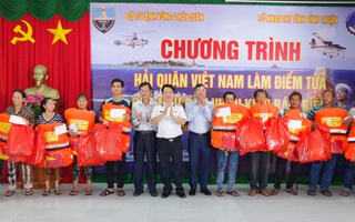 Hải quân Việt Nam làm điểm tựa cho ngư dân vươn khơi, bám biển 