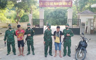 Thanh Hóa: Bộ đội biên phòng bắt 2 người Lào vận chuyển trái phép ma túy