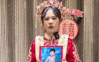 Trung Quốc: Cô dâu tung clip mặc váy cưới tìm cha mẹ ruột