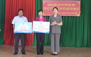 Chủ tịch Hội LHPN Việt Nam Hà Thị Nga tiếp xúc cử tri, tặng quà gia đình chính sách tại Đồng Tháp