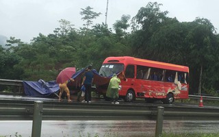 Xe khách tông nhau trên cao tốc Nội Bài - Lào Cai, nữ sinh 14 tuổi tử vong
