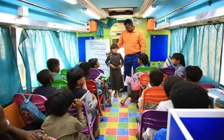 Xe buýt “chở” kiến thức đến các trại tị nạn ở Yemen