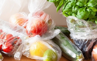 Thực hư dùng túi nilon trữ thực phẩm trong tủ lạnh là "tự sát chậm"