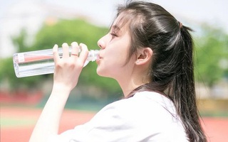 Những cách uống nước gây hại da 