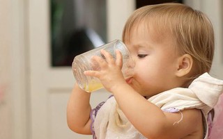 Ngày nào cũng cho bé uống 3 ly nước trái cây, tưởng bổ dưỡng nào ngờ đang hại con 