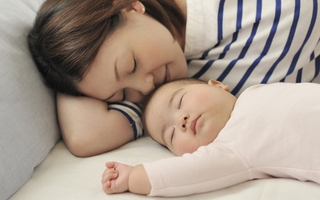 Dù con ngủ chung hay riêng, bố mẹ phải nhớ loạt nguyên tắc này 