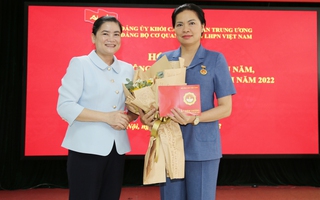 Chủ tịch Hội LHPNVN Hà Thị Nga nhận Kỷ niệm chương Vì sự nghiệp báo chí Việt Nam