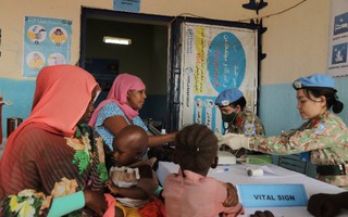 Đội công binh Việt Nam khám bệnh, cấp thuốc miễn phí cho phụ nữ, trẻ em ở Abyei 