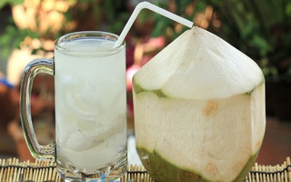 Chữa sỏi thận bằng nước dừa có hiệu quả không?