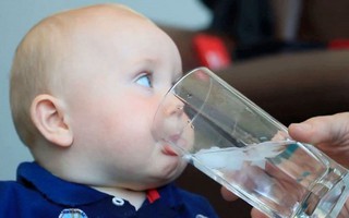Thói quen cho con uống nước để ''tráng miệng'' sau khi bú sữa có thể gây ra nguy hiểm