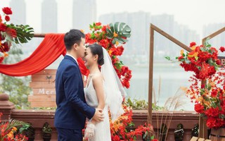 Đám cưới đỏ rực bên bờ sông: Cô dâu làm một việc "siêu đặc biệt" trong hôn lễ